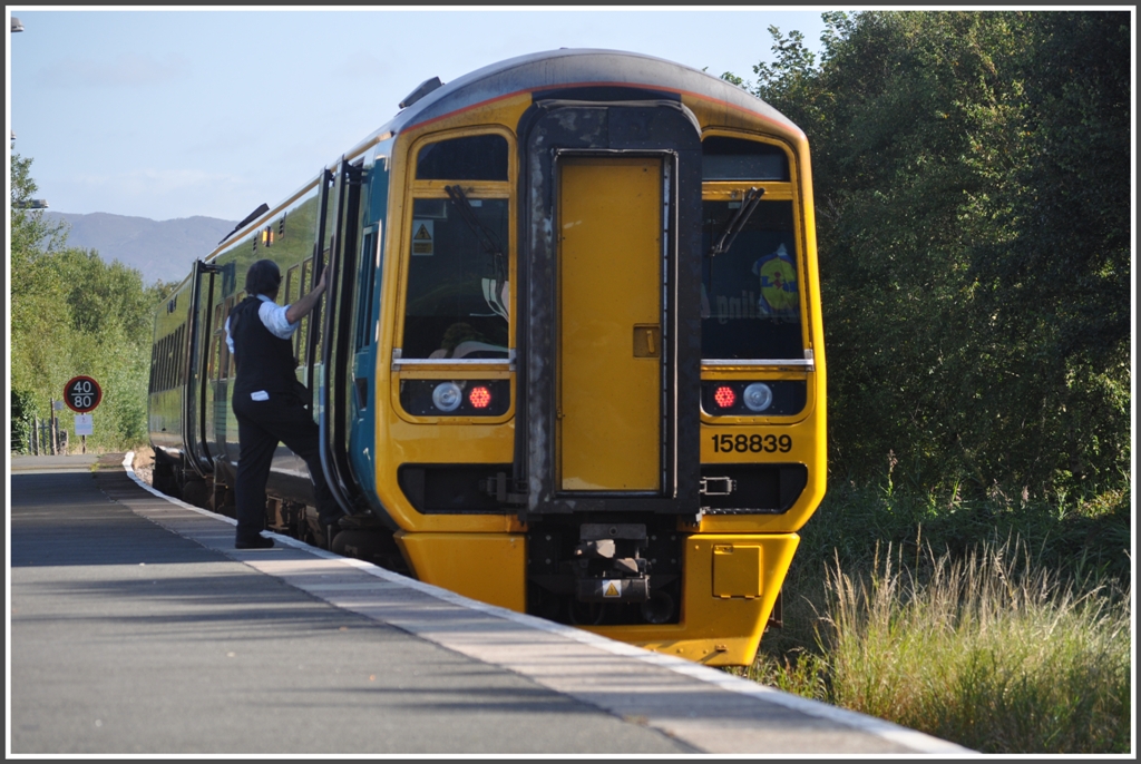 158839 mit Ziel Pwllheli ist bereit zur Abfahrt in Fairbourne. (04.09.2012)