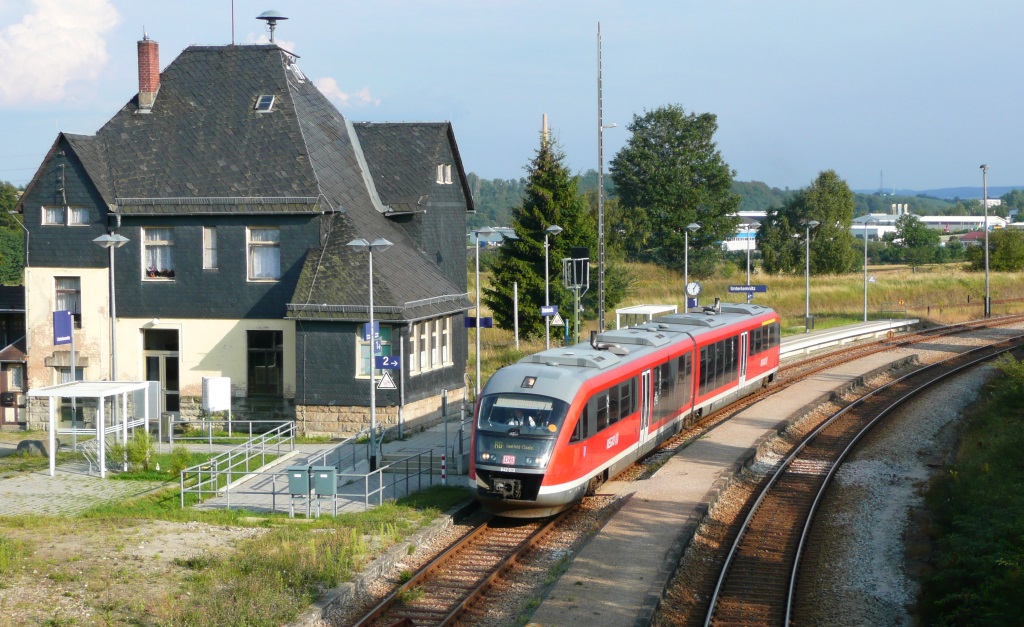 16 Jahre spter hielt 642 013 am 18.8.11 auf dem Weg nach Saalfeld in Unterlemnitz auf Gleis 1. Hinter dem Empfangsgebude fhren die Gleise Richtung Ziegenrck zum linken Bildrand.