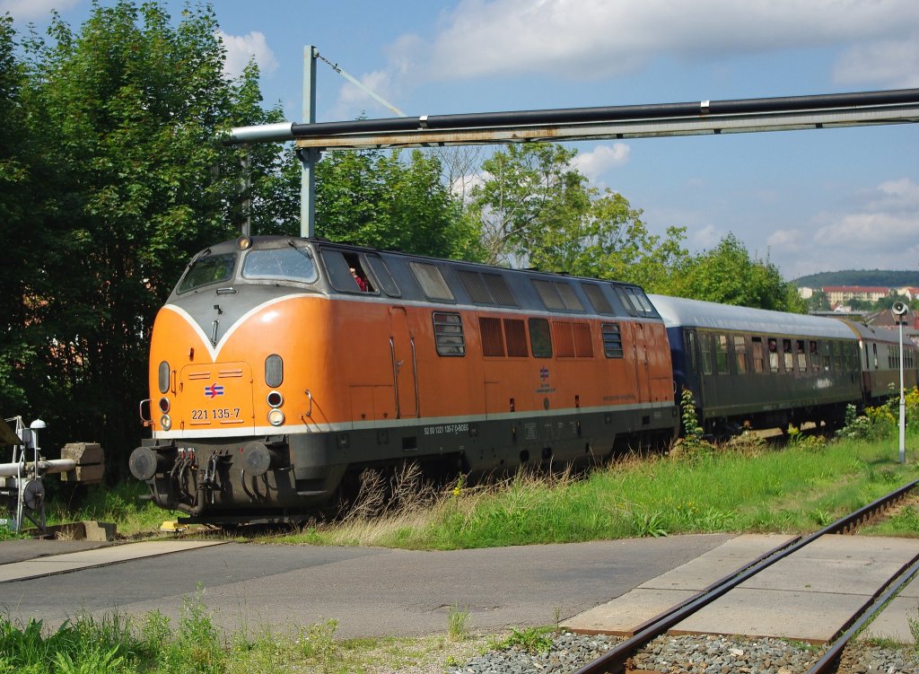 16. Meininger Dampfloktage vom 4.-5.09.2010! Die Reihe erffne ich jedoch mit einem Diesel, der es mir angetan hat: 221 135-7 (auch als H0 Modell ne Schnheit). Hier kommt sie mit ihrem Sdz. als letzter Besucher aus Kln die letzte Steigung nach Meiningen hinauf. 04.09.2010.