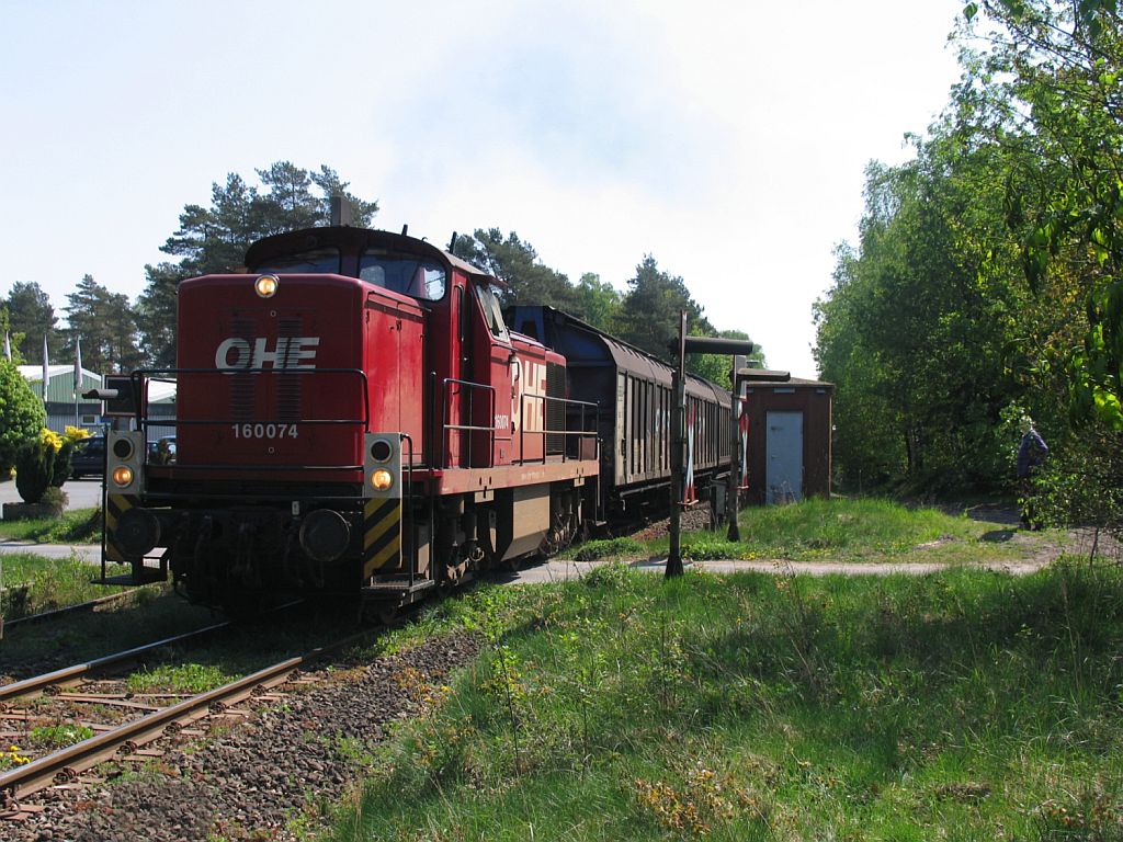 160074 (MAK G1600 BB, Baujahr: 1972) der Ost Hannoversche Eisenbahn (OHE) mit einem �bergabeg�terzug Celle Nord-Soltau S�d auf die G�terstrecke Beckedorf-Soltau auf Bahnhof L�hrsbockel am 5-5-2011.