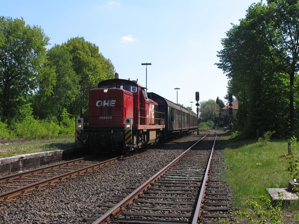 160074 (MAK G1600 BB, Baujahr: 1972) der Ost Hannoversche Eisenbahn (OHE) mit einem �bergabeg�terzug Celle Nord-Soltau S�d auf die G�terstrecke Beckedorf-Soltau auf das sehr ruhige Eisenbahnknotenpunkt Bahnhof Beckedorf am 5-5-2011.