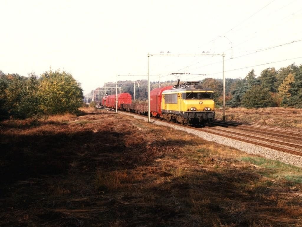 1601 mit Gterzug 45121 Beverwijk-Hagen Vorhalle bei Ginkel am 22-10-1996. Bild und scan: Date Jan de Vries.