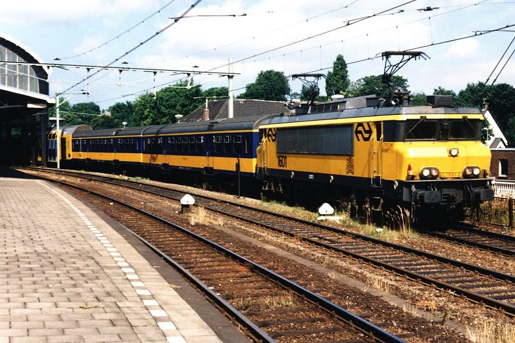 1601 mit IC 841 Haarlem-Maastricht auf Bahnhof Haarlem am 5-8-1995. Bild und scan: Date Jan de Vries.