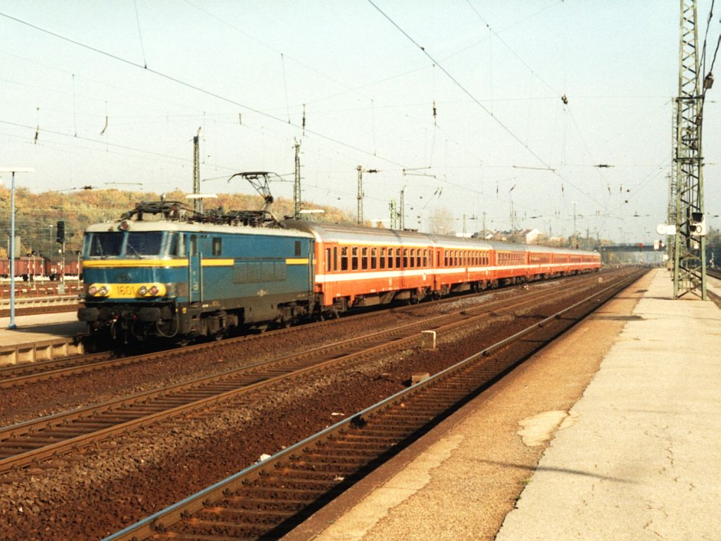 1601 (NMBS/SNCB) mit D 420 Kln-Ostende auf Bahnhof Dren (Deutschland) am 29-10-1993. Bild und scan: Date Jan de Vries.