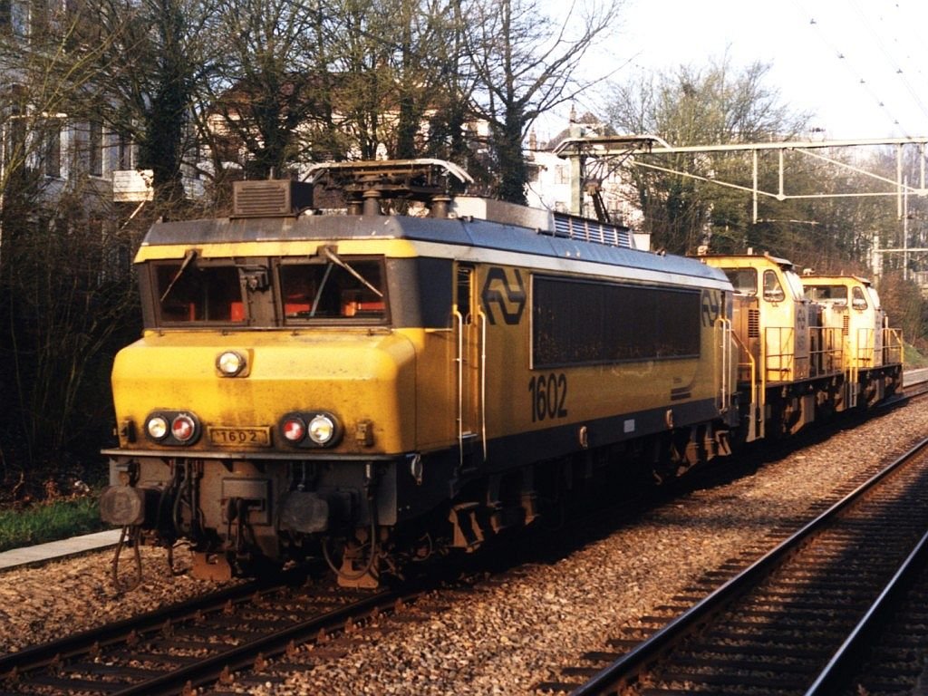 1602, 6450 und 6476 auf Bahnhof Arnhem am 25-3-1999. Bild und scan: Date Jan de Vries.