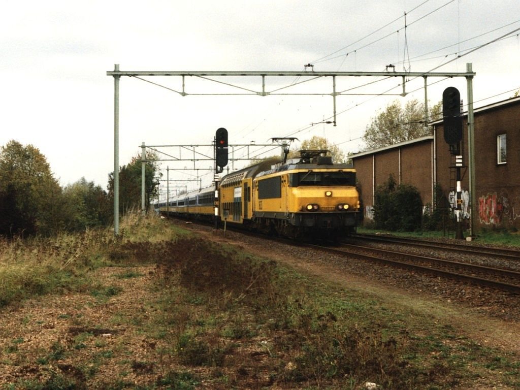 1603 mit IC 845 Haarlem-Maastricht auf Bahnhof Culemborg am 1-11-1996. Bild und scan: Date Jan de Vries.