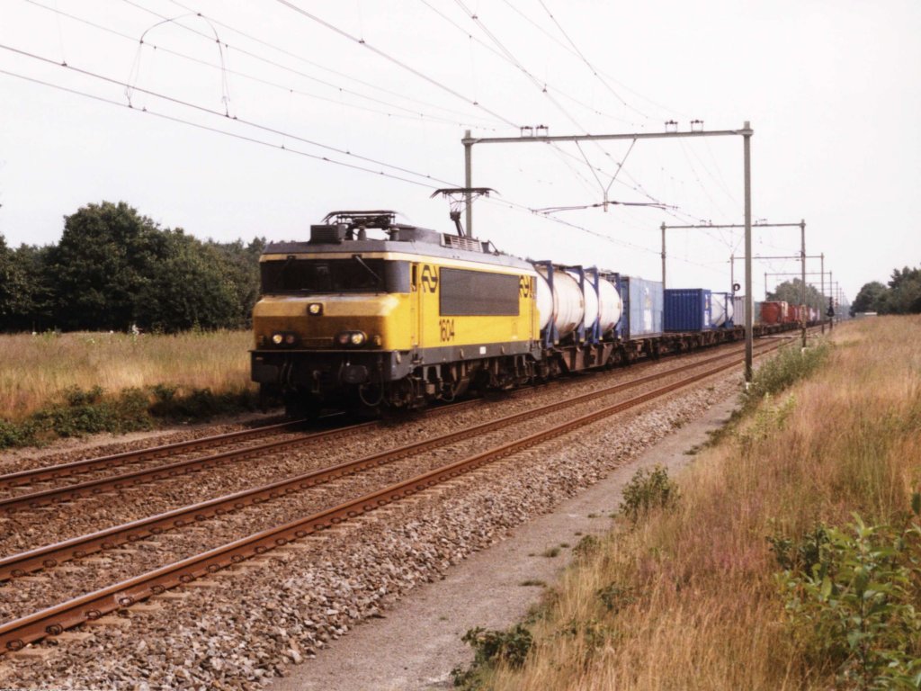 1604 mit Gterzug 43368 Wels-Waalhaven Zuid bei Ginkel am 16-8-1998. Bild und scan: Date Jan de Vries.