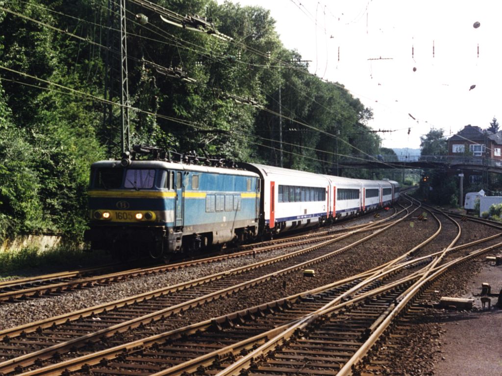 1605 (NMBS/SNCB) mit D 427 Ostende-Kln Hauptbahnhof auf Aachen Hauptbahnhof (Deutschland) am 13-07-1998. Bild und scan: Date Jan de Vries.