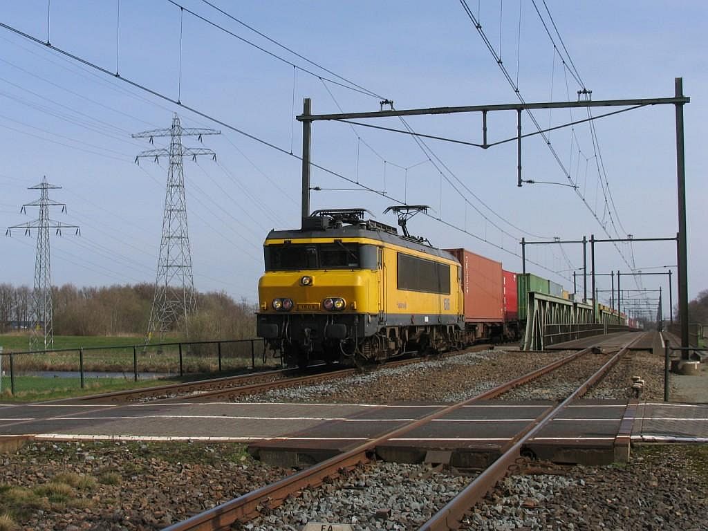 1606 (ACTS) mit Gterzug 50063 Leeuwarden-Maasvlakte auf die Vechtbrcke bei Herfte am 2-4-2010.