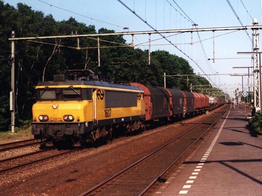 1607 mit G�terzug 54500 Arnhem-Kijfhoek auf Bahnhof Ede-Wageningen am 14-5-1998. Bild und scan: Date Jan de Vries.