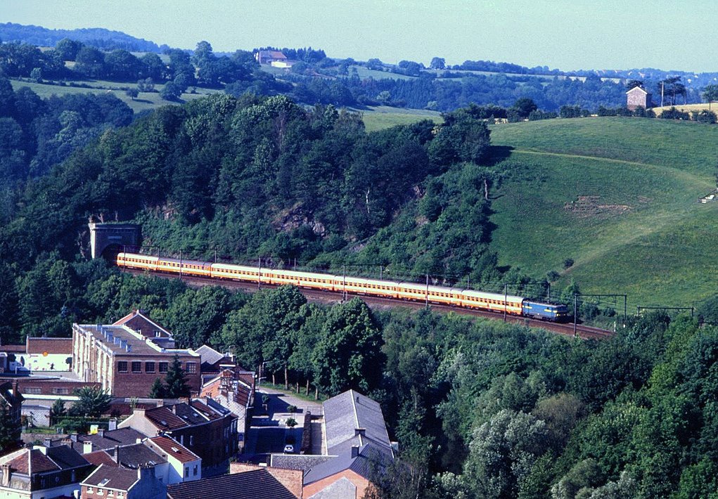 1608 ist mit D413 bei Limbourg zwischen Lige und Aachen unterwegs, 16.06.1996.