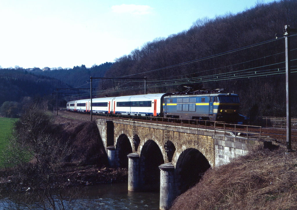 1608 mit IC 427 bei Goffontaine, 31.03.1999.