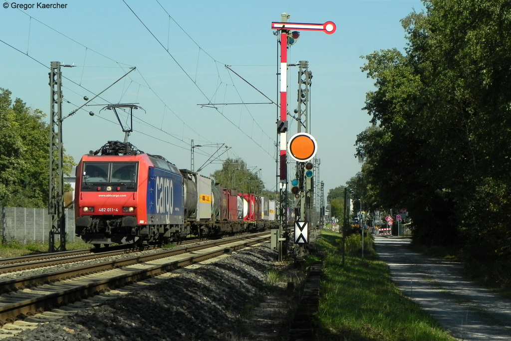 16.09.2011: 482 011-4 mit einem Gterzug Richtung Sden bei Forchheim.