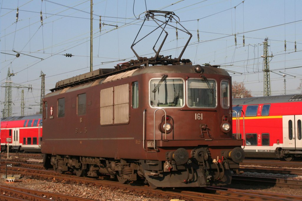 161 am 28.11.08 in Basel Bad. Bf. Eilgut, bei dem Abstellplatz der BLS.
Wappen der Lok: Domodossola