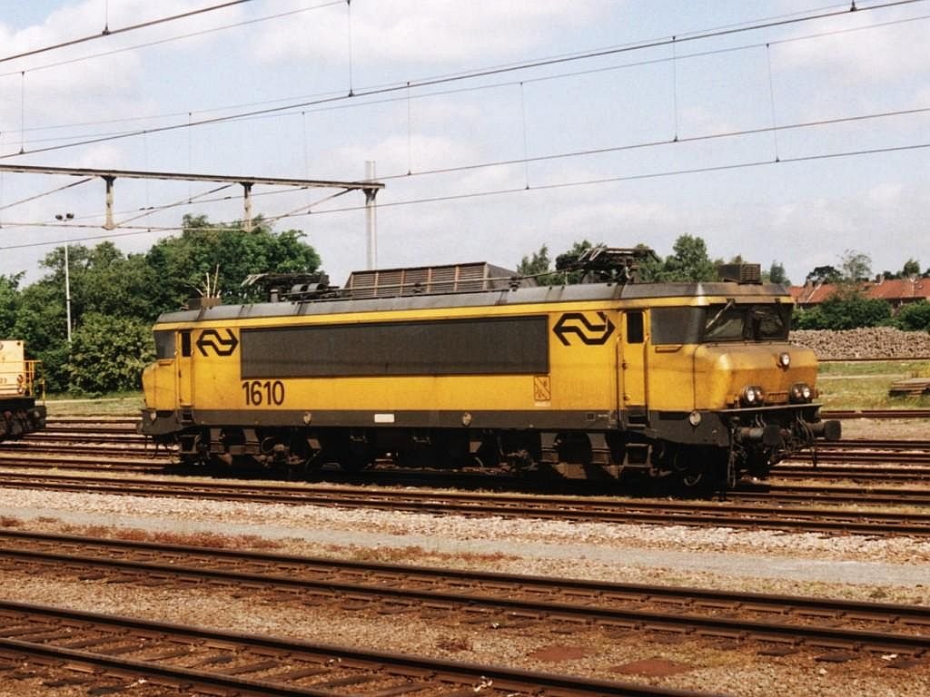 1610 auf Bahnhof Amersfoort am 29-5-2001. Bild und scan: Date Jan de Vries.