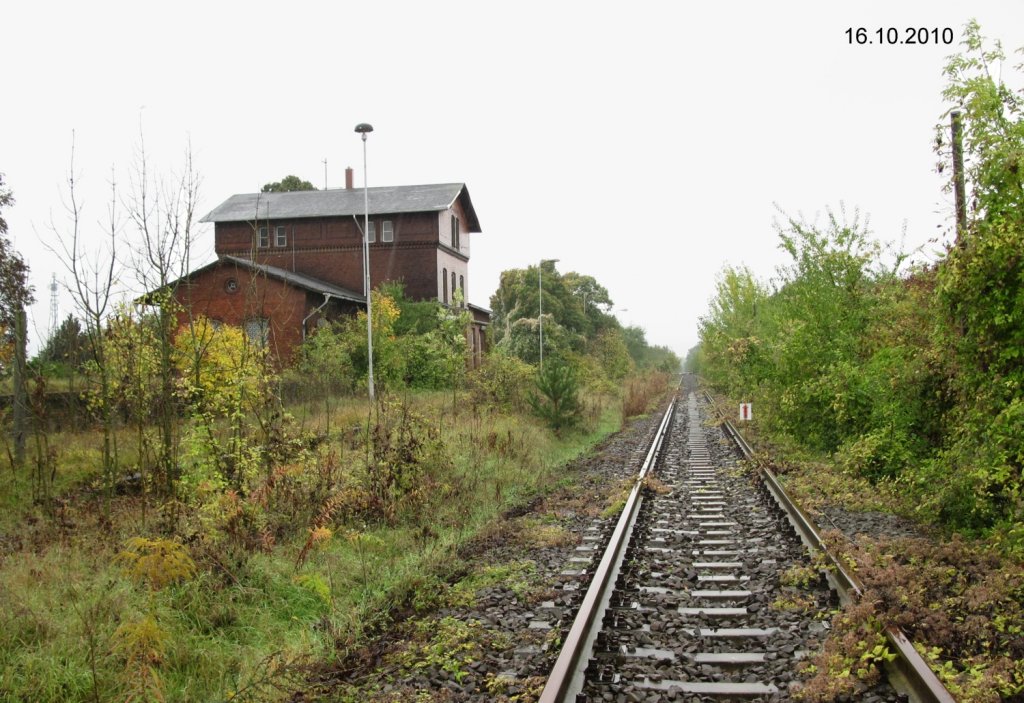 16.10.2010 Bahnhof bzw. Haltepunkt Hohenerxleben im Regen, stillgelegte sog. Kanonenbahn. Aktuelle Infos zu geplanten  Rckbauen  unter: http://www.eba.bund.de/cln_031/SharedDocs/Publikationen/DE/Infothek/PF/Screening/ST/ST019,templateId=raw,property=publicationFile.pdf/ST019.pdf