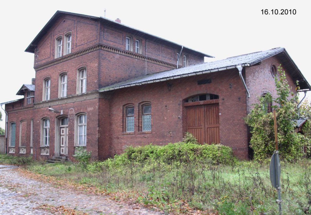 16.10.2010 Empfangsgebude Hohenerxleben im Regen, stillgelegte sog. Kanonenbahn.
Neueste Planungen zum Rckbau der Kanonenbahn auf 

http://www.eba.bund.de/cln_031/SharedDocs/Publikationen/DE/Infothek/PF/Screening/ST/ST019,templateId=raw,property=publicationFile.pdf/ST019.pdf