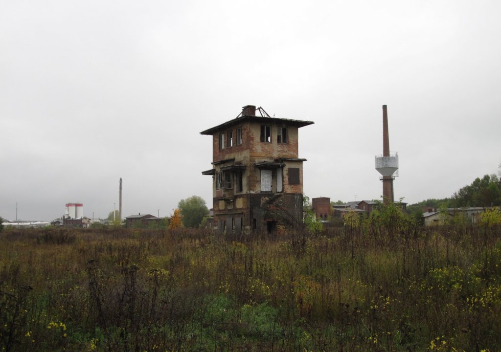 16.10.2010 Gsten. Stellwerk in der Mitte des Bfs.