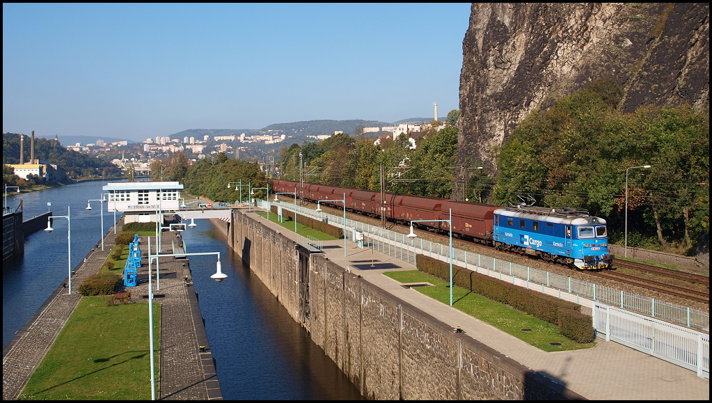 16.10.2011. Usti nad Labem, Schleuse Streckov, 122 053 mit Kohle Richtung Sden.
