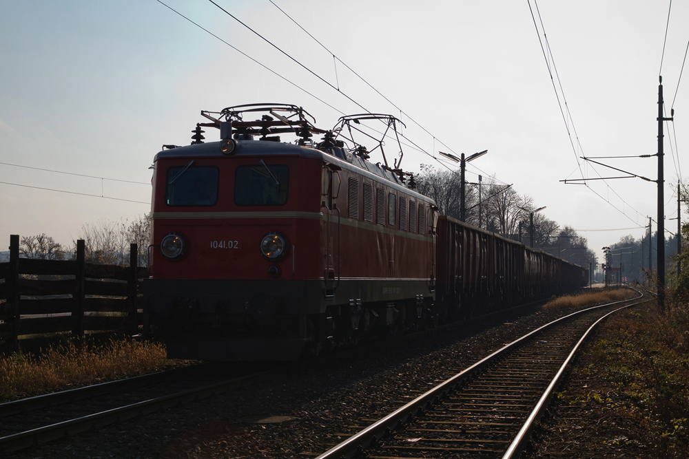16.11.12 Die Rail Professional Sttz GmbH ist fr ihre beiden 1x41er schon lang bekannt, jedoch eine Leistung von RPS auf der Laaer Ostbahn ist schon fast eine Seltenheit. Trotz der widrigen Lichtverhltnisse war es beinahe schon Pflicht diese RPS Leistung, bespannt von der ehemaligen BB 1041 202 abzulichten. Hier fhrt die RPS 1041 202 mit dem 82min verspteten SLGAG 96665 von Passau nach Laa an der Thaya (am 15.11.12 fand die Fahrt im Abschnitt Passau – Wien Brigittenau Frachtenbahnhof statt). Fotografiert wurde dieses Gespann mit Seltenheitswert im Bahnhof Schleinbach.