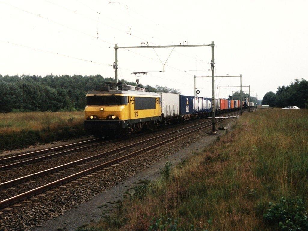 1614 mit Containerzug 43368 Wels-Waalhaven Zuid bei Ginkel am 7-7-1997. Bild und scan: Date Jan de Vries.