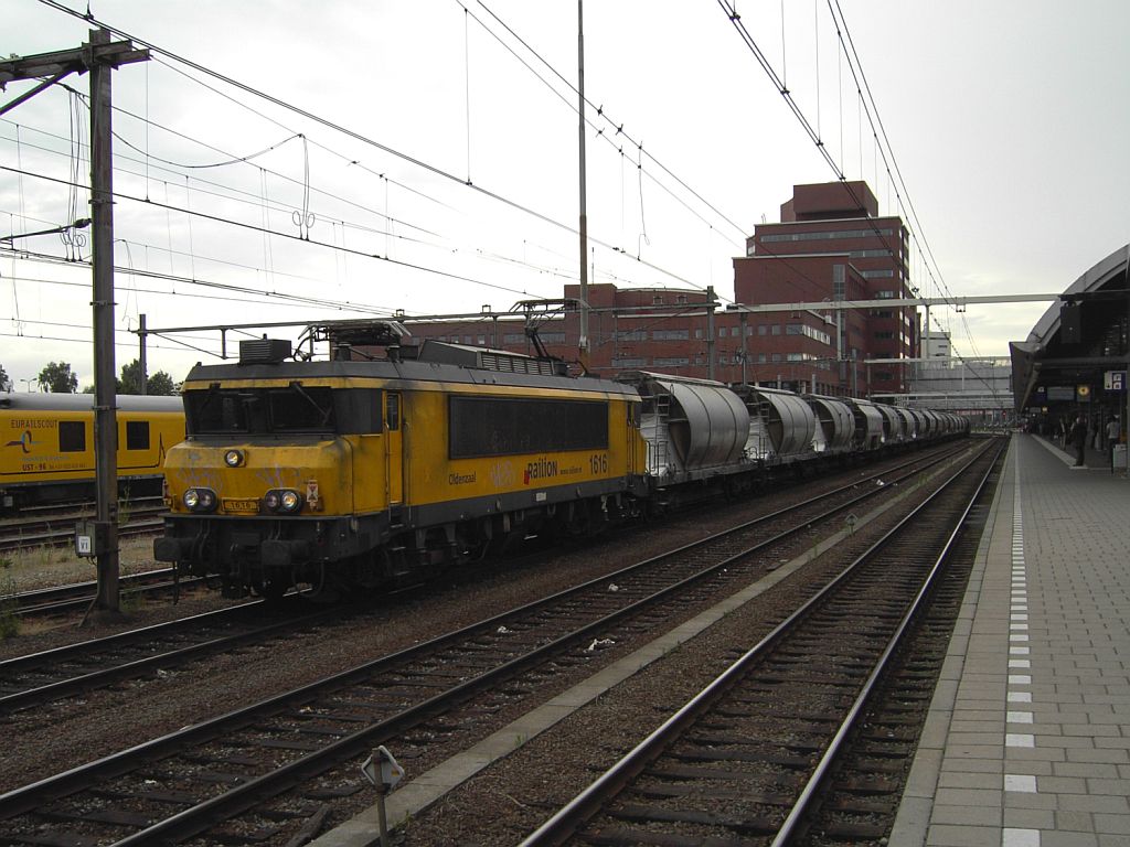 1616 mit einem G�terzug auf Bahnhof Amersfoort am 12-6-2008.