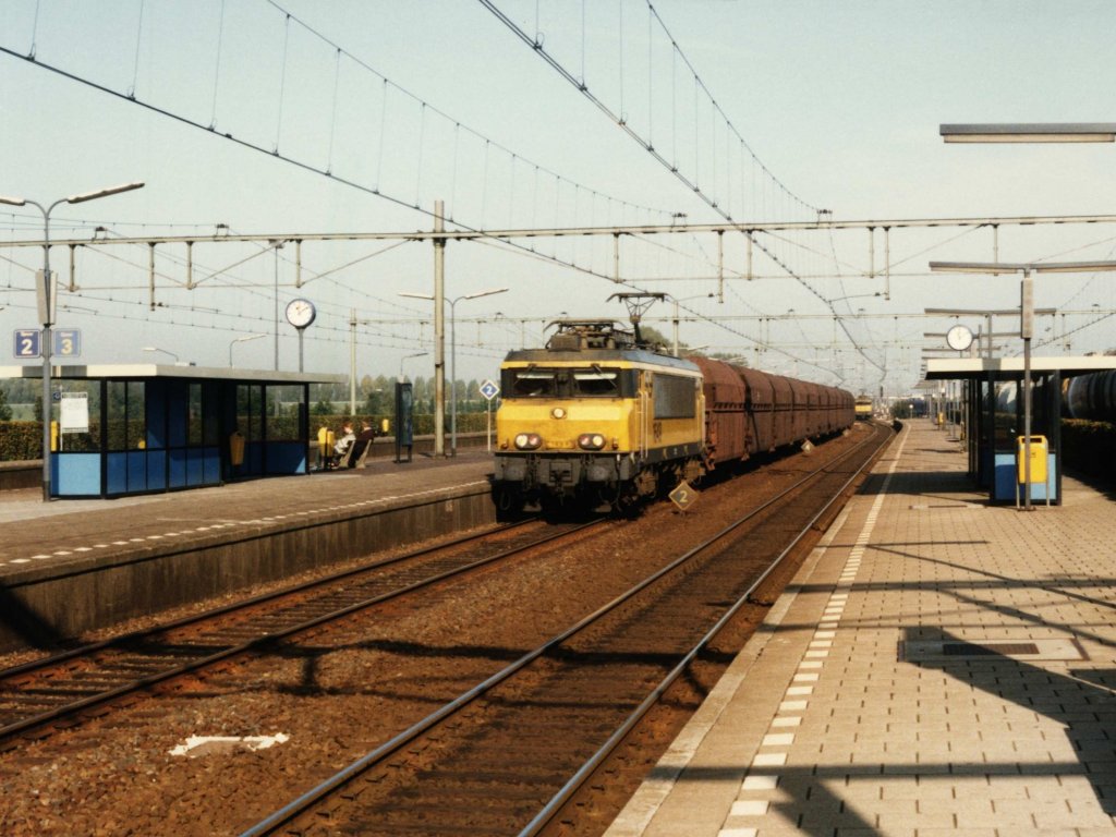1619 mit Gterzug 48305 Maasvlakte-Linz auf Bahnhof Lage Zwaluwe am 14-10-1996. Bild und scan: Date Jan de Vries.