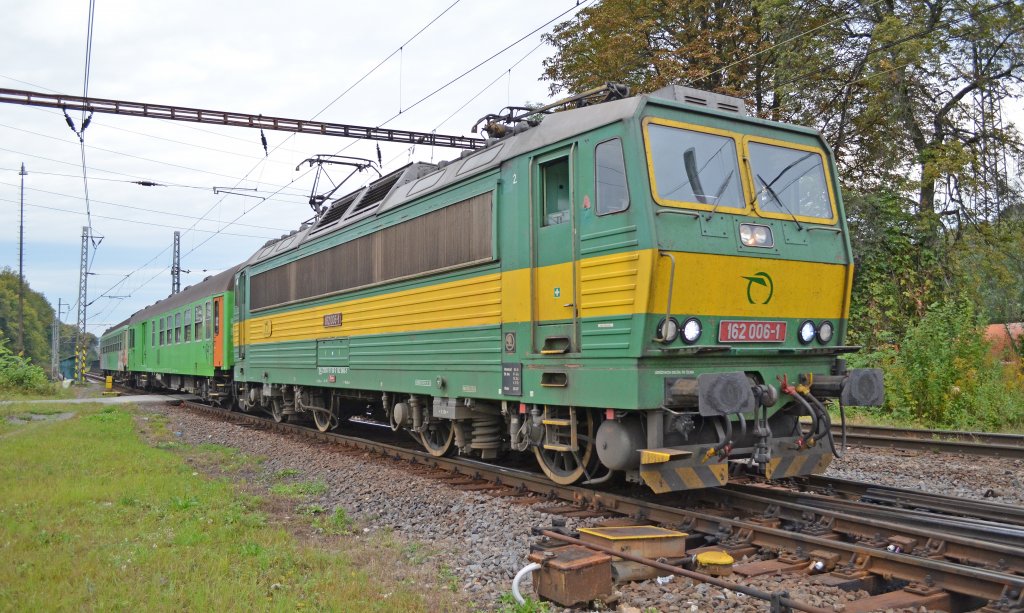 162 006-1 mit Regionalzug Os 3913 Čadca (08:29) – Žilina/Sillein (09:07) bei Einfahrt zum Bereich des Silleiner Bahnknotens; 22.09.2012