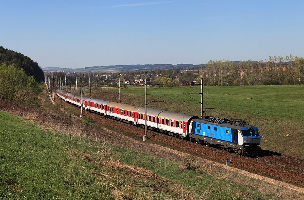 162 011 auf der Rampe zwischen Dlouh Třebov und Česk Třebov, 28.04.2012.