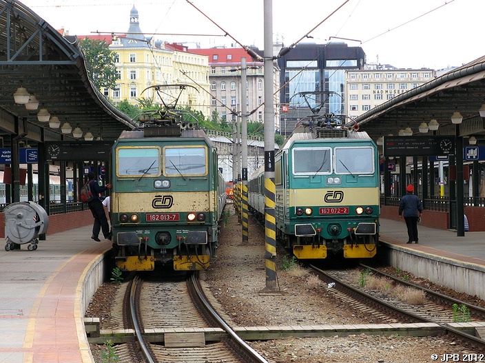 162 013-7 und 163 072-2 in Praha hlavn ndra (Prag Hauptbahnhof) am 09.06.2008