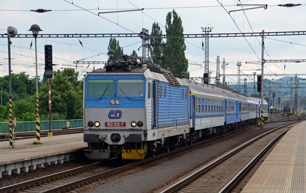 162 013 erreicht mit einem Regionalzug aus Prag den Bahnhof Decin.