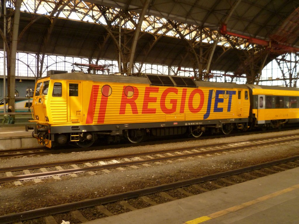 162 113 mit dem Regio Jet wartet am 26.08.12 in Praha hl.n. auf die Ausfahrt.