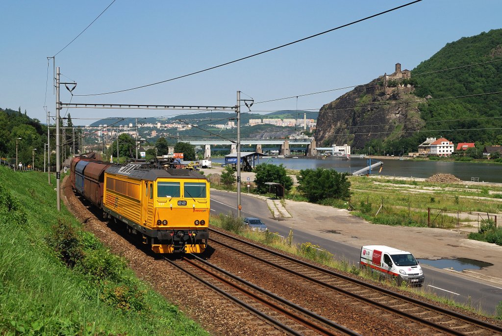 162 117 (RegioJet) mit Kohlezug in Usti nad Labem-Strekov (24.07.2012)