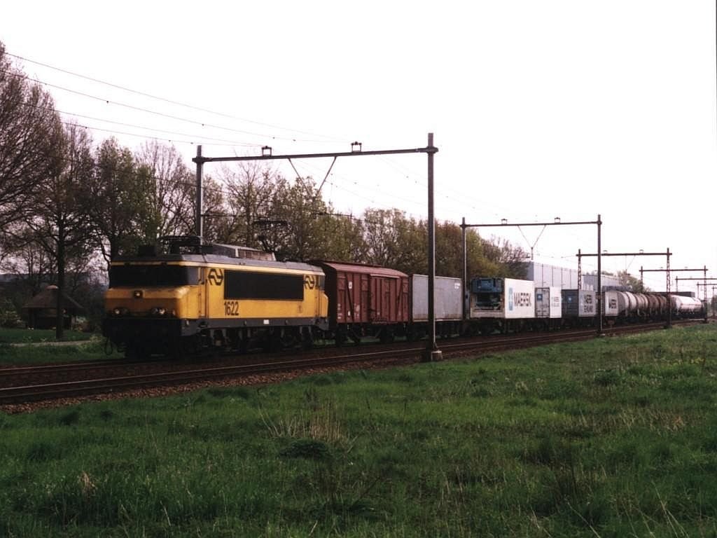 1622 mit Gterzug 40502 Seelze-Kijfhoek bei Harselaar am 8-5-2001. Bild und scan: Date Jan de Vries.