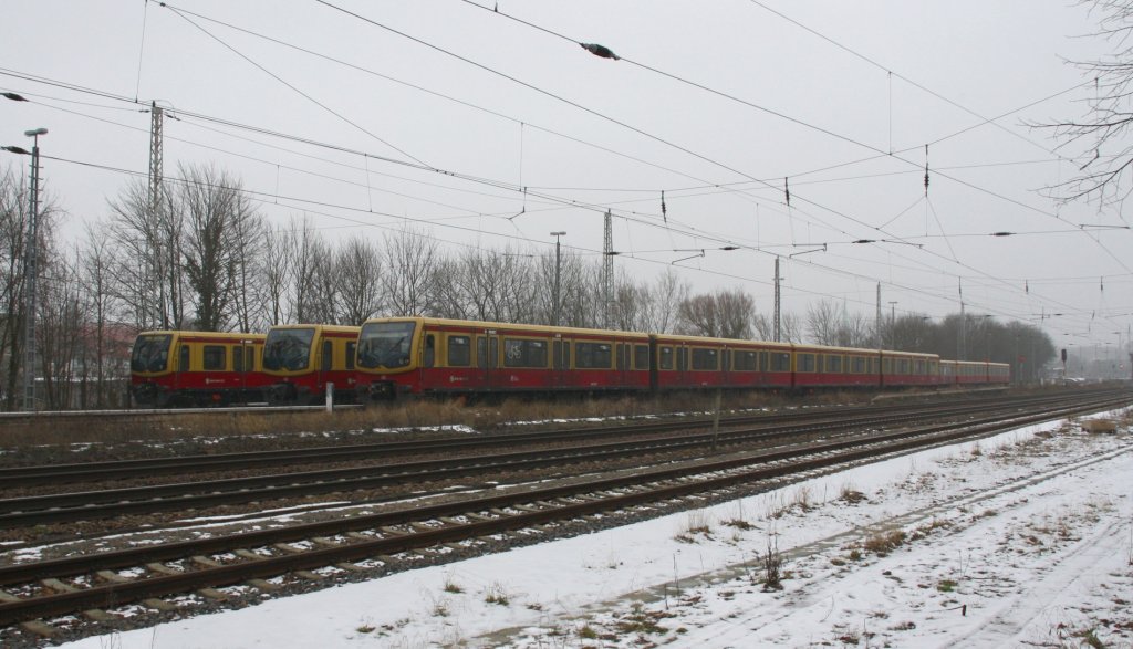 16.2.2013 Bernau. Am Wochenende wird neuerdings wieder geschwcht. Wurde in einer der letzten  Paula 7  (Mitarbeiterzeitung) als groe Innovation gefeiert. Ein Halbzug fhrt an 2 Vollzgen in der Kehre stadteinwrts. 