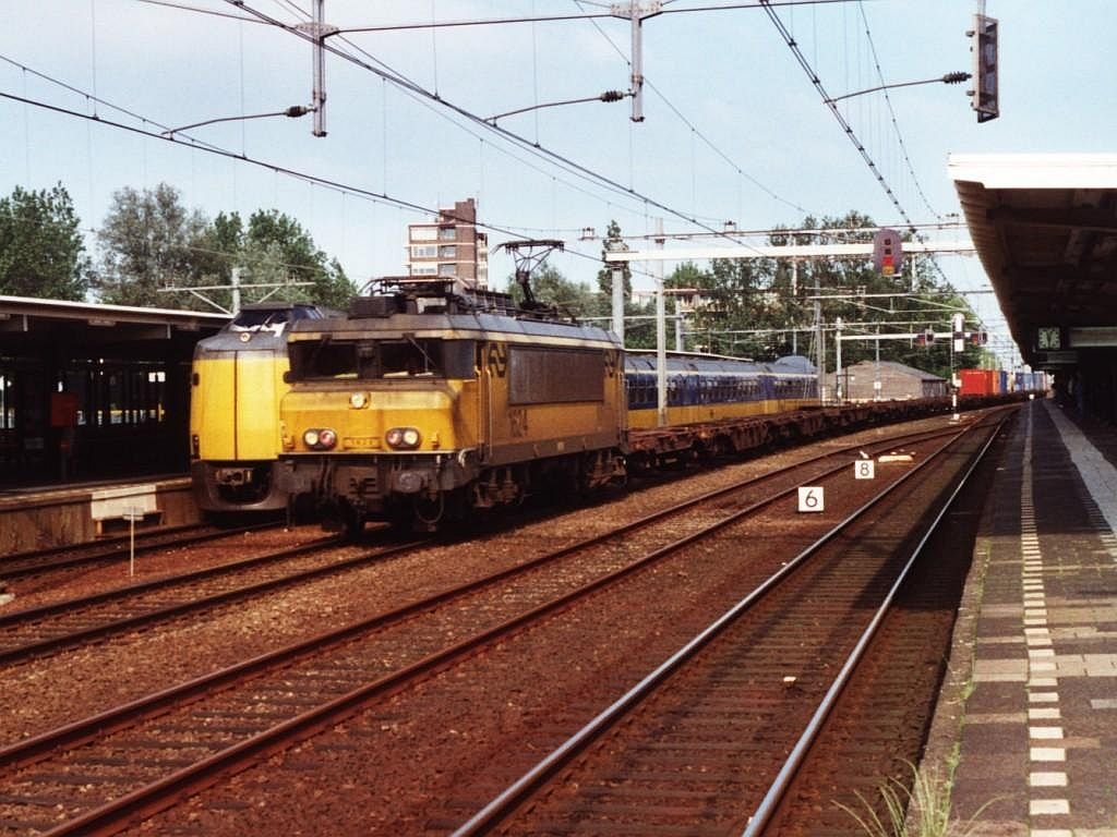 1624 mit einem G�terzug auf Bahnhof Gouda am 4-6-2000. Bild und scan: Date Jan de Vries.