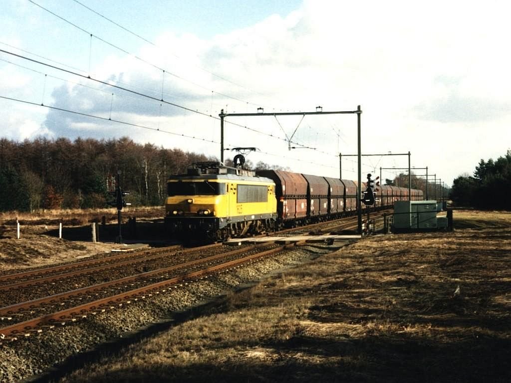 1625 mit einem Gterzug bei Ginkel am 14-2-1997. Bild und scan: Date Jan de Vries.