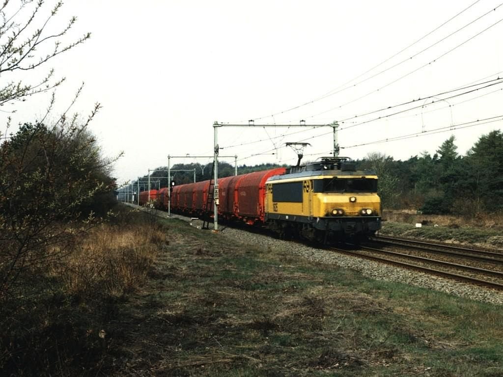 1625 mit G�terzug 45121 Beverwijk-Hagen Vorhalle bei Ginkel am 9-4-1997. Bild und scan: Date Jan de Vries.