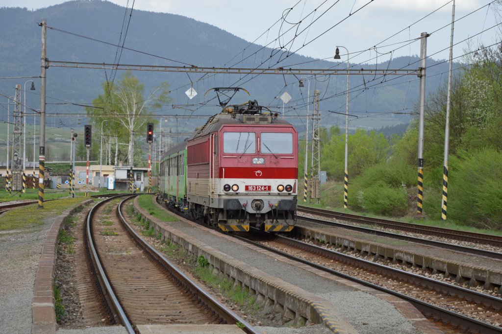 163 124-1 fhrt mit Regionalzug Os 7816 Koice/Kaschau (15:35) – Poprad-Tatry/Deutschendorf (17:26; 101 km) in Bf. Spisk Vlachy/Wallendorf (Zips) ein; 30.04.2013. Strecke ist Teil der Kaschau-Oderberger Bahn.