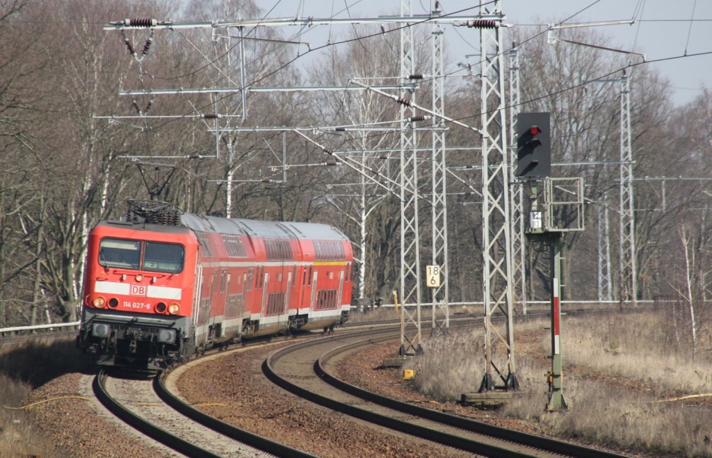 16.3.2012 Zepernick. 114 027-6 neigt sich in die Kurve, RE 3 nach W�nstdorf ziehend.