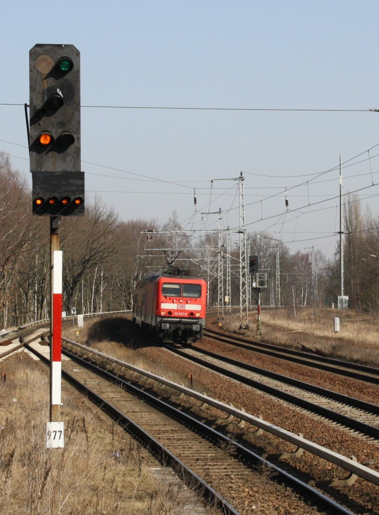 16.3.2012 Zepernick. Hl 3b fr die S-Bahn nach Bernau. RE 3 passiert Ks 92 03 nahe Km 18,6 der ehemaligen Berlin-Stettiner Eisenbahn.