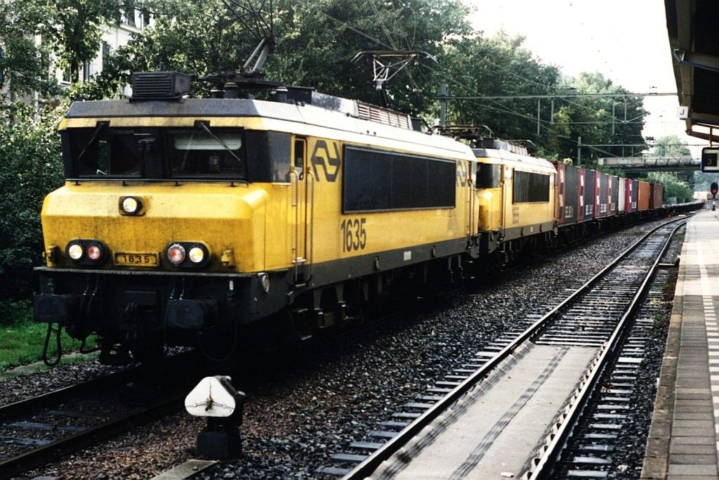 1635 und 1655 mit Containerzug 42161 Maasvlakte-Duisburg auf Bahnhof Arnhem am 29-9-1995. Bild und scan: Date Jan de Vries.