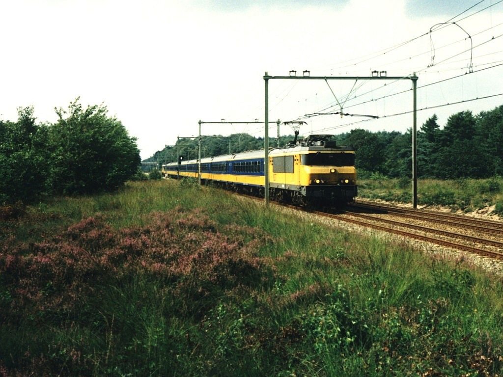 1636, ICR und 1617 mit Sonderzug Amsterdam CS-Nijmegen w�hrend  de Uitmarkt . Bild entstant bei Ginkel am 25-8-1996. Bild und scan: Date Jan de Vries.