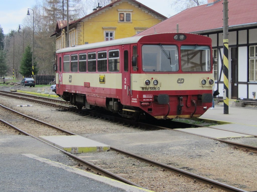 16.4.2011 15:57 ČD Baureihe 810 566-0 wartet im Grenzbahnhof Kraslice auf ihre nchste Fahrt nach Sokolov.