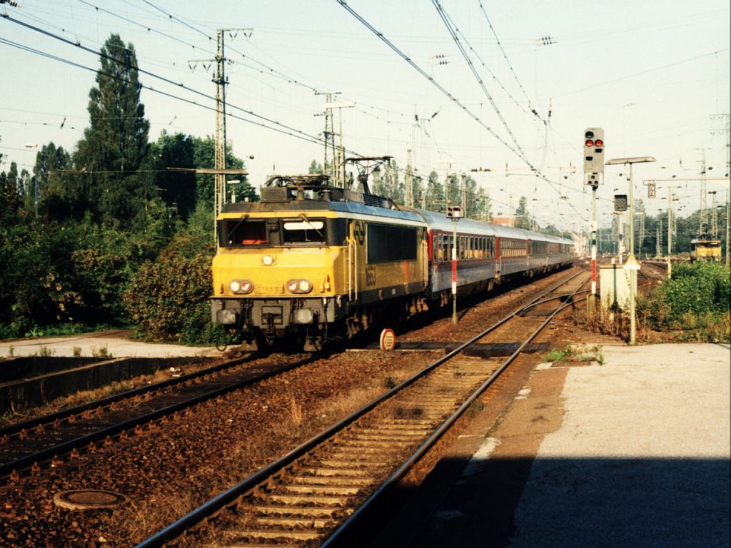 1653 der NS mit einem EC-Zug Amsterdam CS-Kln Hbf auf Bahnhof Emmerich am 05-09-1996. Bild und scan: Date Jan de Vries.
