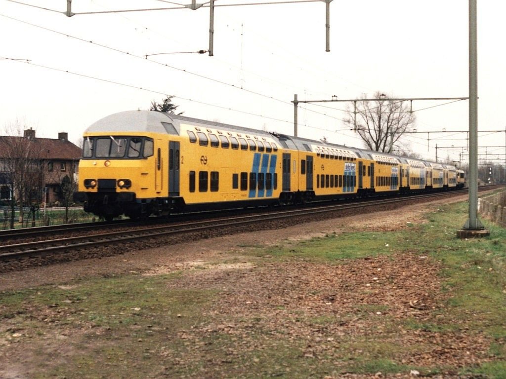 1654 und Doppelstockwagens mit Schnellzug 3027 Den Helder-Nijmegen in Elst am 28-2-1995. Bild und scan: Date Jan de Vries.