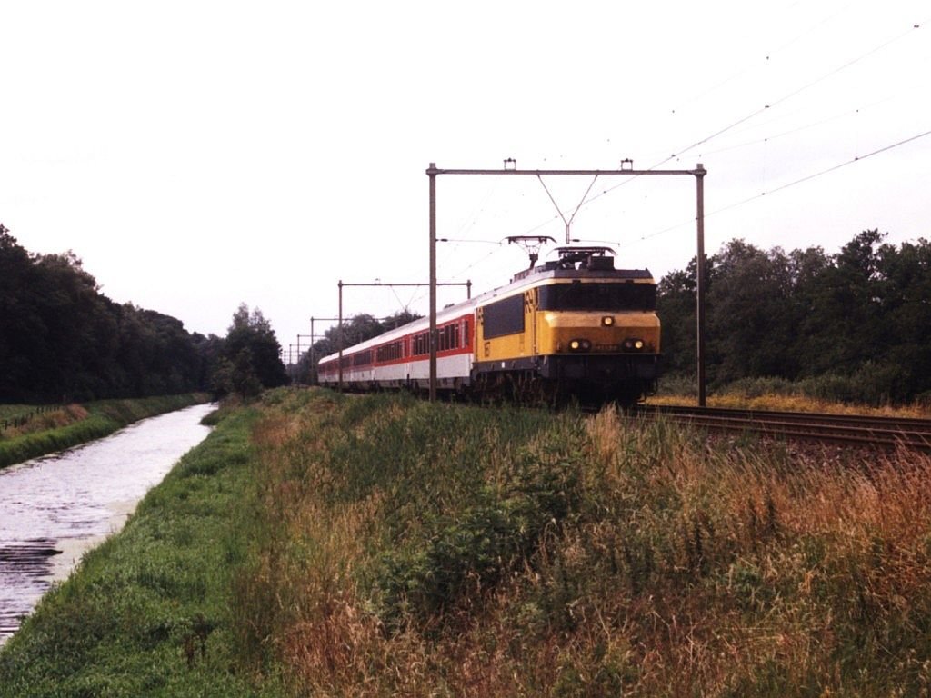 1657 mit EC 147 Amsterdam CS-K�ln Hbf bei Maarsbergen am 11-7-1998. Bild und scan: Date Jan de Vries.