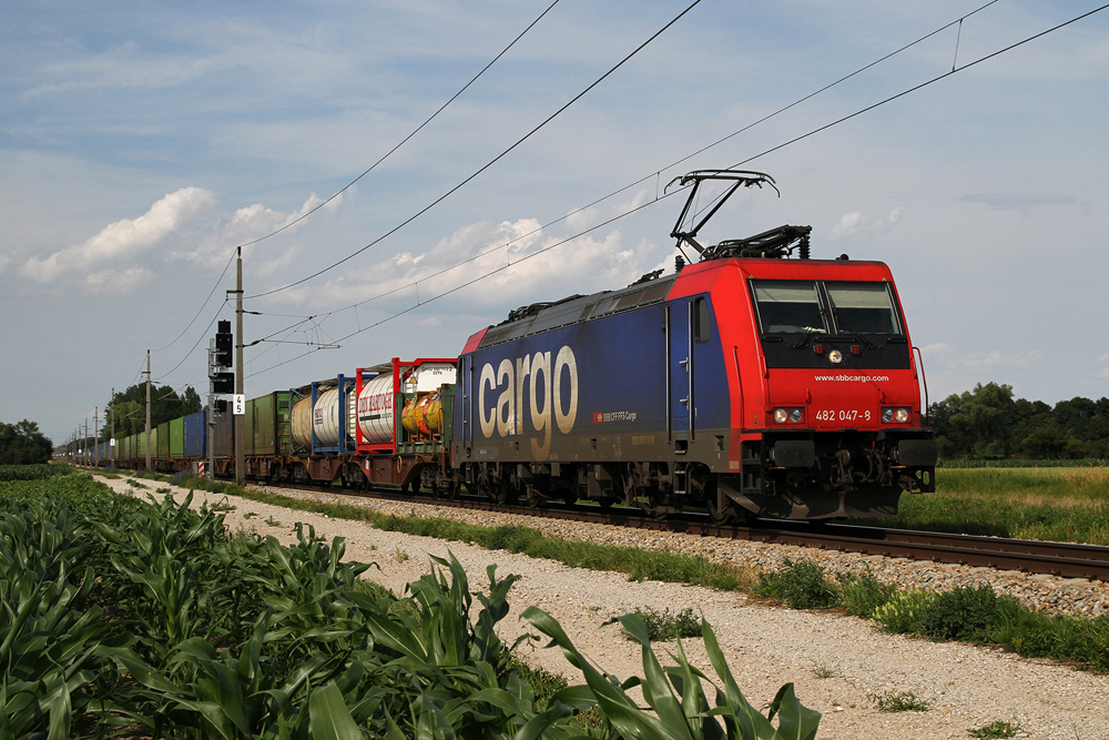 16.6.11 482 047 mit dem -115min verkehrenden TEC 41144 von Sopron nach Passau beim Einfahrsignal vom Bahnhof Tullnerfeld.