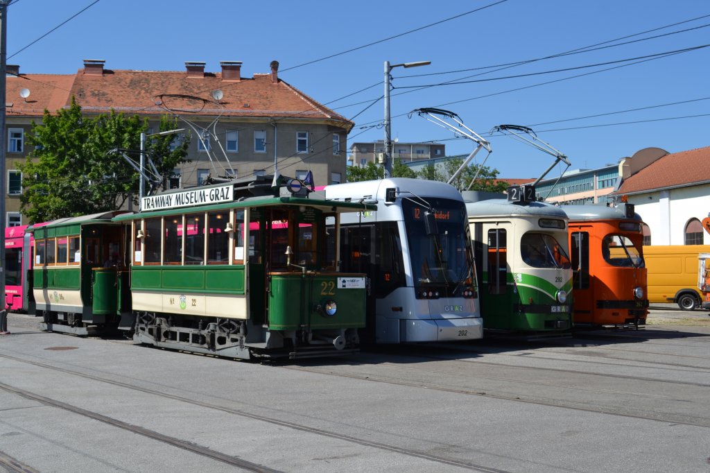 16.6.2012: eine besondere Parade wurde hier aufgestellt. Alle Straenbahnen mit  2  versammelten sich in der Remise Steyrergasse. Der Grund war das 2222. Treffen des VEF Graz, das mit dem TMG und der HGL wrdig in Szene gesetzt wurde.