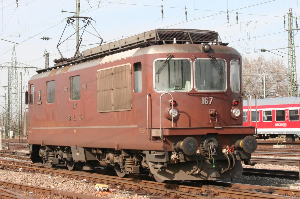 167 am 17.03.10 in Basel Bad. Bf. Eilgut, bei dem Abstellplatz der BLS.
Wappen der Lok: Ausserberg